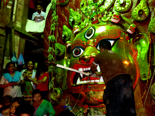 祈祷中、お米をどんどん口の中へ投げ込んでいる？