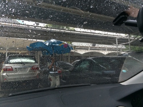 パラソル持って待っていてくれます