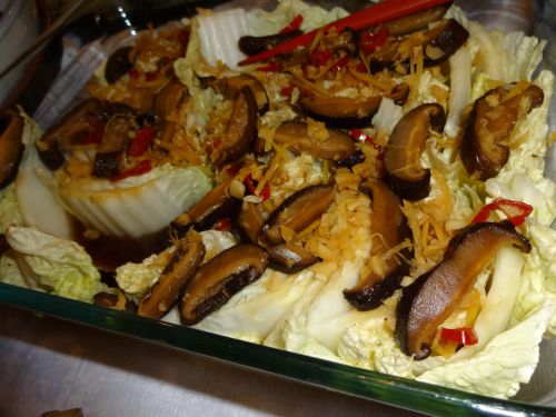 短冊切りにした白菜を容器に並べ、しょう油、酢、少量の油、しょうがのみじん切り、赤唐辛子のみじん切りを加えた自家製タレを回しかけた料理