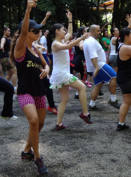 サンパウロ市のリナ・イ・パウロ・ハイア公園でズンバをする人々