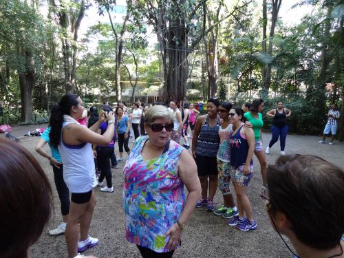 リナ・イ・パウロ・ハイア公園の土曜のズンバ教室で記念撮影する参加者