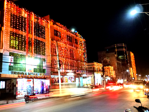 ライトアップする大通りの建物