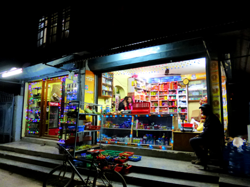 小さな商店もささやかですがお祭りデコレーションでキラキラ