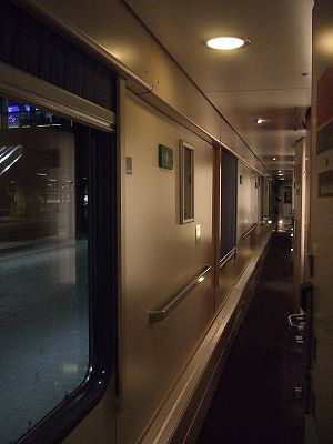 列車内の長い廊下。画像右手は全部寝台個室になっていました。