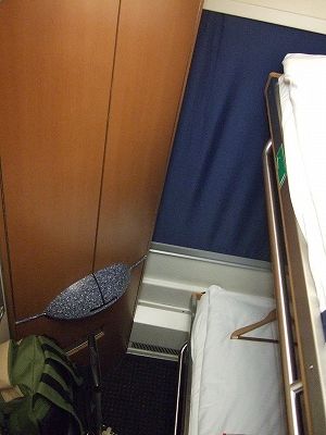 寝台個室。洗面台はどの部屋にもある、と聞いていたのですが、どこだ〜？