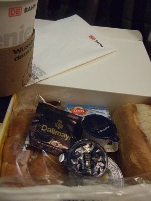 熱いコーヒーと?朝食ボックス?が届きました。小さなパン２つとバターやジャムなどが入っていました。