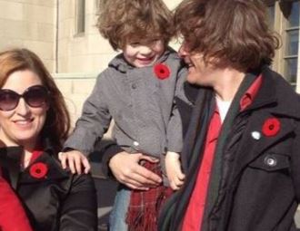 胸の赤いバッジがリメンバランスデイのポピーのバッジ