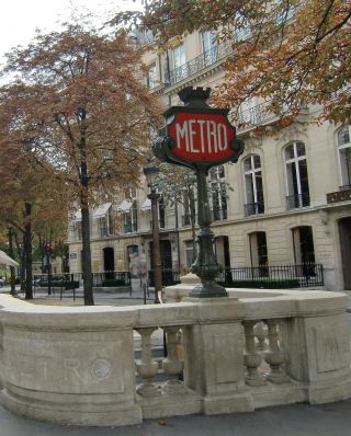 地下鉄駅出入り口。事件翌日、全線ではないが運行。