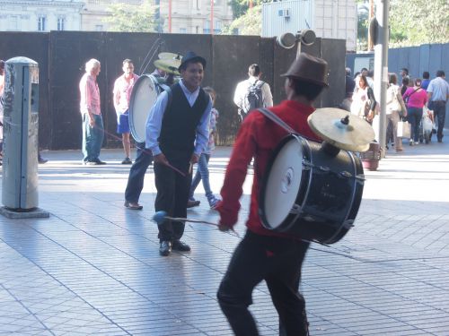 独自のファッションに身を包み、踊るように演奏するチンチネロ