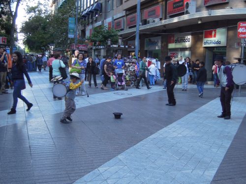 大人顔負けに太鼓を叩く子供のチンチネロ