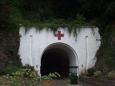 地下トンネル病院の入り口。