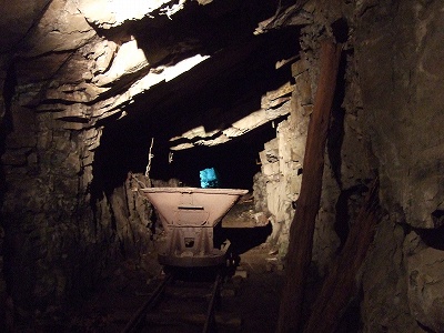 堀りかけで未完成のトンネル部分が至る所に……。