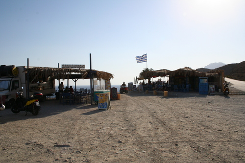 コス島のビーチには、このようにカフェがある場所も。