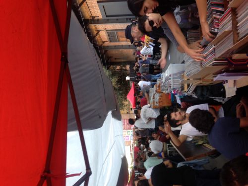 イベントへ集まる客層は主に20〜30代の若者たち。