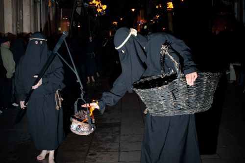 英雄としての修道士を演じる市民たち。