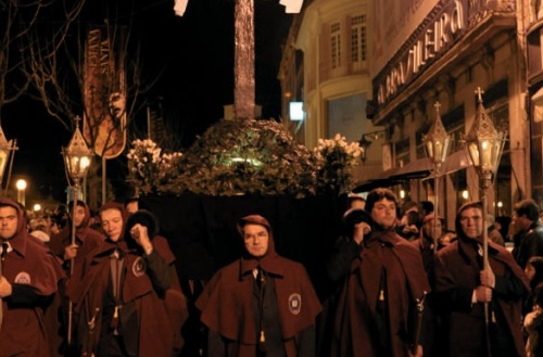 夜通し行なわれるお祭りには、観光客も多く訪れる。(画像提供：ブラガ市）