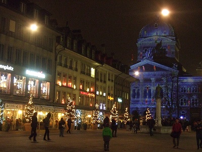 議事堂の音と光のショーが終了すると同時に、今度はクリスマスマーケットが始まるベルンは人気の街。