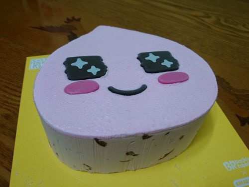 カカオトークを通して贈られて来たチケットで買ったアイスケーキ（しかもカカオトークのキャラクターものです）