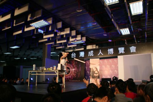 講演中にはポスターを客席に投げ入れる姿も