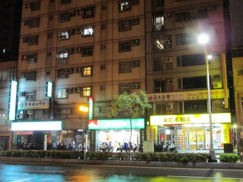 菜寮駅3番出口向かいのビル