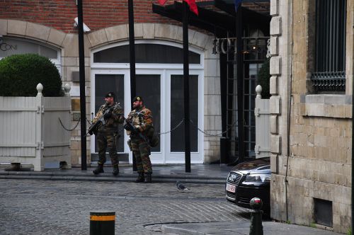 ベルギーの首都ブリュッセルの街の警備にあたるポリス。11月23日撮影