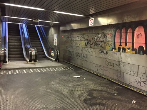 ブリュッセル市の地下鉄駅。鉄のシャッターが閉まり運行停止状態。