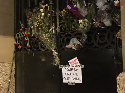 仏領事館のある建物前。花などの贈り物で　足元までいっぱいでした。