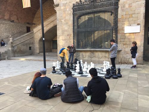 巨大チェスを楽しむ人と観客が自然に現れる。