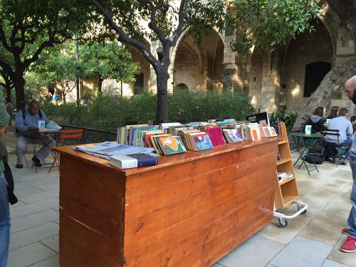 本や雑誌・新聞が置かれていて、自由に取って読むことが出来ます。