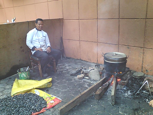 カトマンズ市内のレストランでも薪調理。鍋は煤で真っ黒！