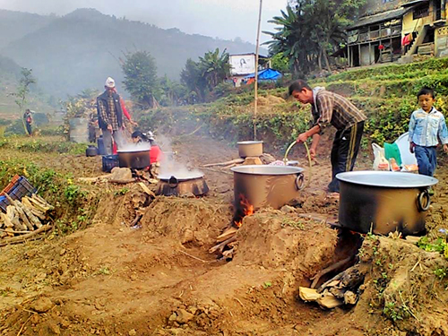 農村にて。大鍋で数百人分の料理を作っています。