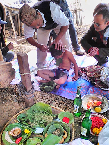 本当は下着も全部脱いで丸裸になるそうです。