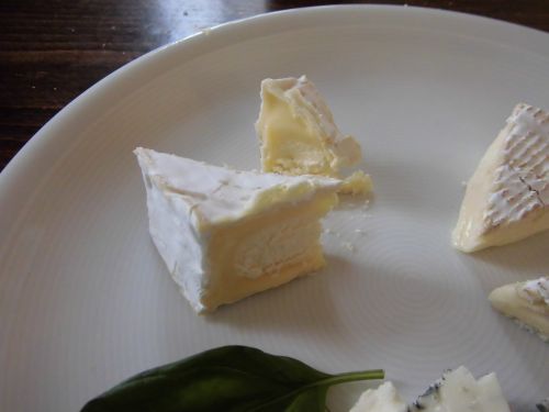 お手軽価格のフレンチチーズは食卓の定番食材