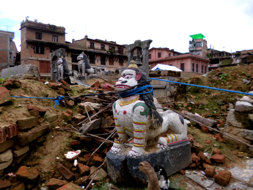 境内の寺院は倒壊、瓦礫に埋もれそうな狛犬も。