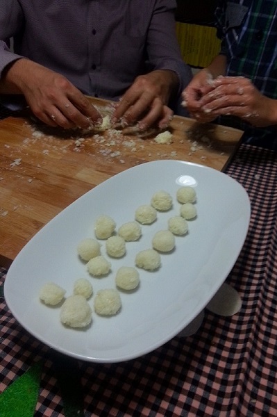 知人の家族は、一人当たり10個の計算で作っていました。