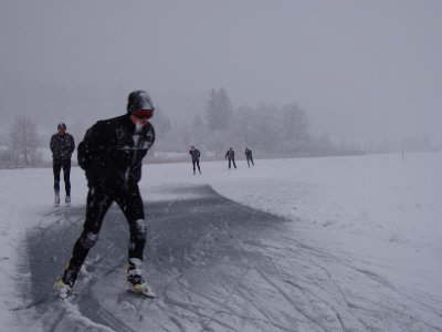 オランダの冬を代表するスケート。自然の中で滑るのが最高、と彼ら。