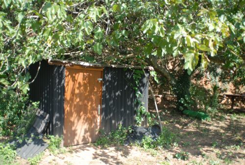 庭にある　こんな仮小屋にでさえ、税金がかけられた?!