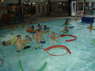 水は怖いけれど、クラスメートと一緒なら楽しい？