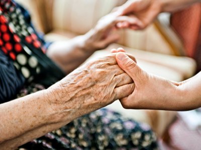 介護士の数が減っている・・・。