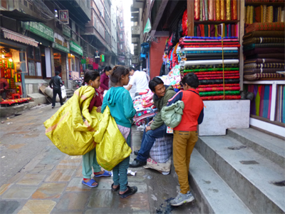 商店の人とは顔見知りで気心知れた様子