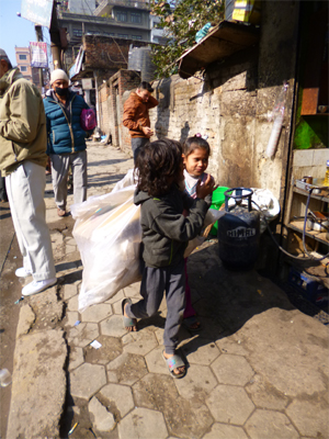 幼い二人は兄弟でしょうか？