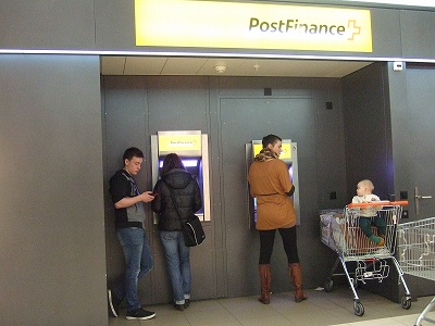 スイスのＡＴＭ。スイスフランだけではなくユーロ紙幣も引き出すことができます。
