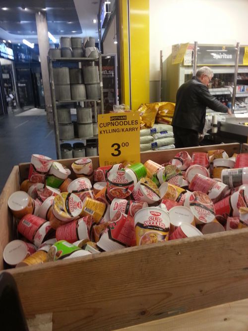 3クローネのカップヌードルのセールの山