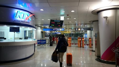 空港から建物内をしばらく歩くと韓国新幹線改札口、ここも他駅同様チケットチェックなしで通過できます