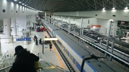 階段を降りるとすぐにホームで楽々乗車