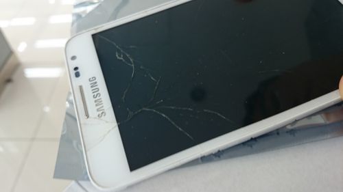 ここまで割れてしまった液晶も、１万ウォン（約900円）で買い取ってもらえました