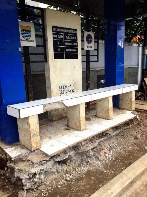 乗合車の待合場所ですが…