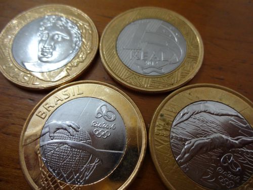 通常の一レアルコインの裏表（上の二枚）と記念コインの裏面