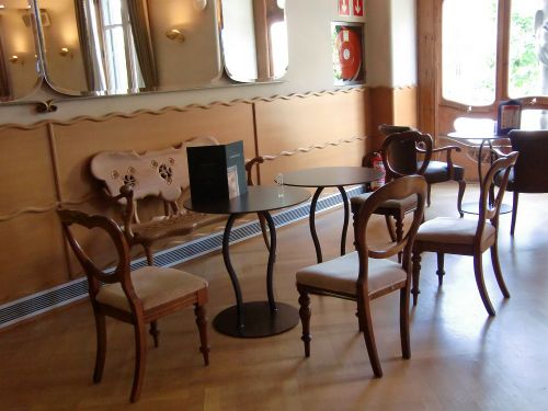 カサ・バトリョ内のカフェにて。ガウディのデザインのベンチとイスが何気なくある。