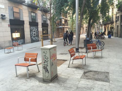 バルセロナ市内のあちこちで見られる　無造作に置かれたベンチも心地よい。